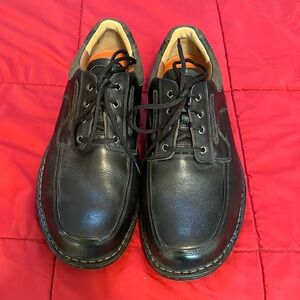 Men’s 9.5 Extra-Wide Clarks Unstructured Casual shoes in black.